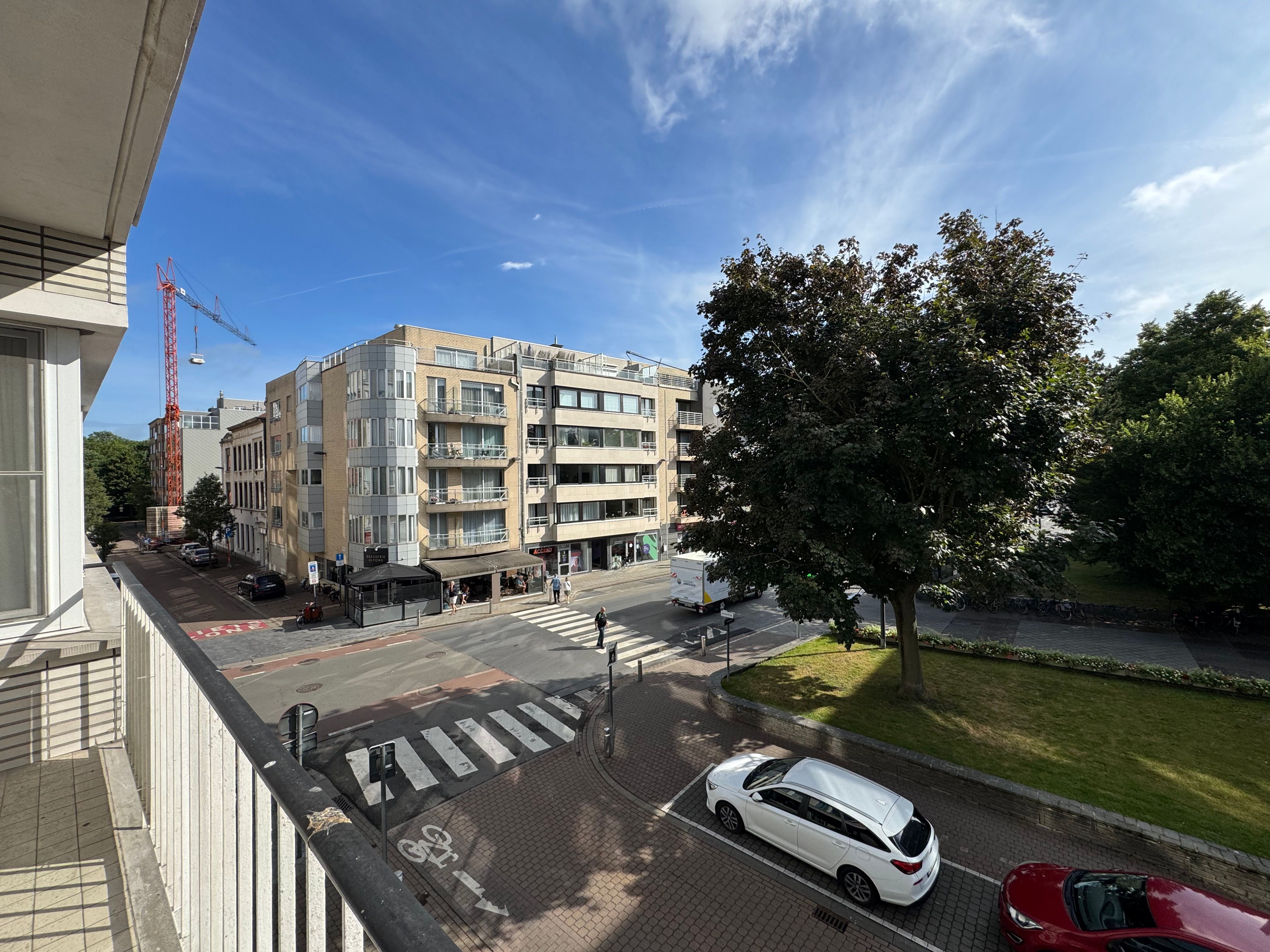 Lichtrijk appartement met uitzicht op het groen & nabij centrum foto 9