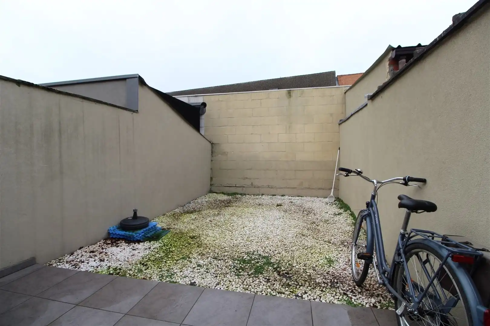 Recent gerenoveerde rijwoning met koer foto 10