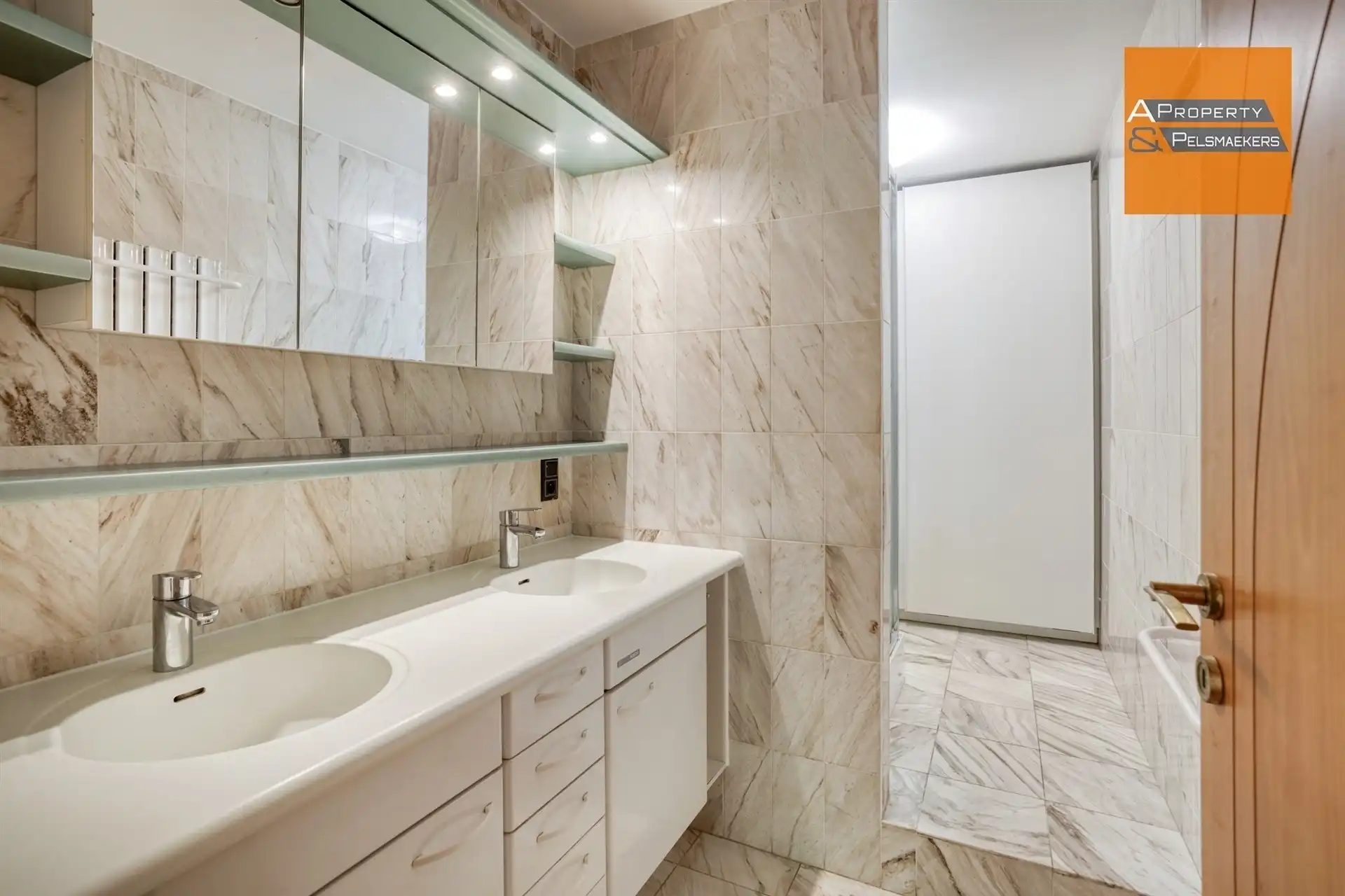 2 slaapkamer appartement met grote tuin foto 11