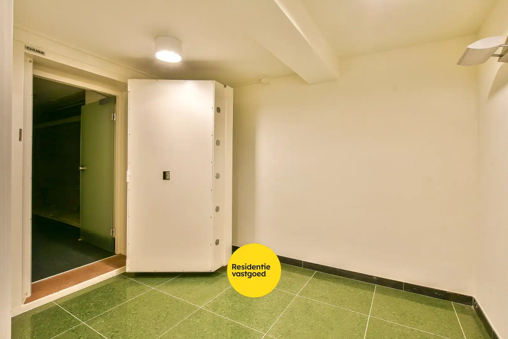 Uniek handelspand (voormalig bankkantoor) met veel mogelijkheden in centrum De Haan foto 13