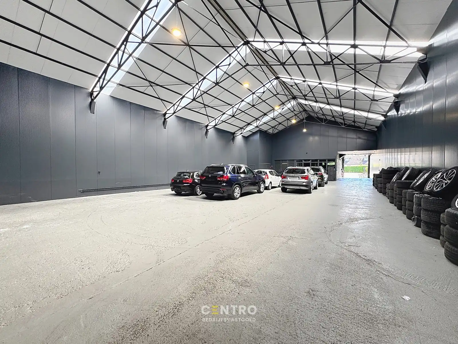 Vernieuwde ruime woning, magazijnen, bijgebouw mét grote parking op zeer strategische locatie (industriegrond) ! foto 3