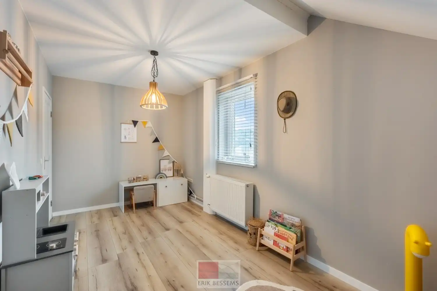 Instapklare gezellige vrijstaande woning met een woonopp. van circa 185 m2 op een perceel van 17a53ca foto 24