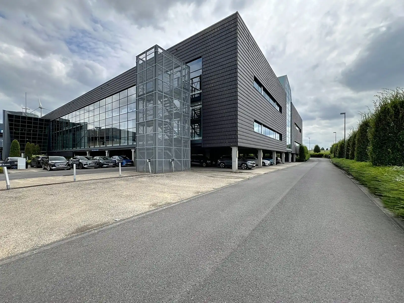 LICHTRIJKE kantoorruimten (1.400 tot 1.800m²) aan ZEER interessante voorwaarden nabij afrit Kortrijk-Oost E17. Onmiddellijk beschikbaar! foto 3