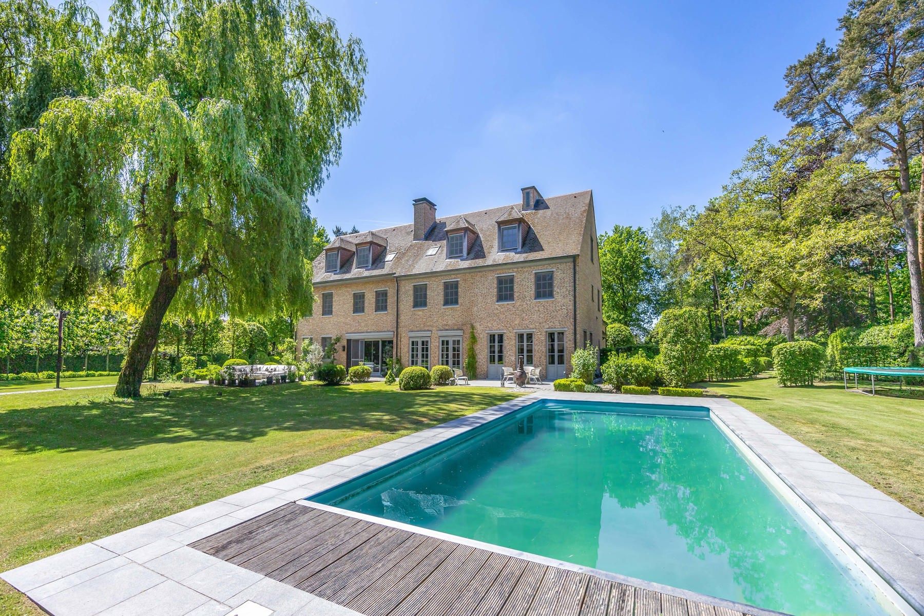 Schitterend domein van 7,7 ha met prachtige villa, zwembad, guesthouse, ruime schuur en uitgebreide paardenfaciliteiten. foto {{pictureIndex}}