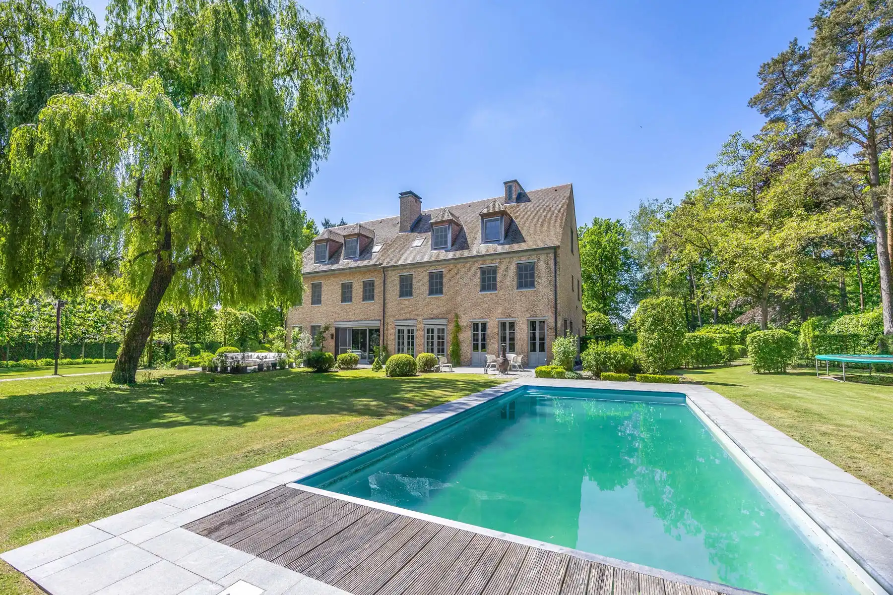 Schitterend domein van 7,7 ha met prachtige villa, zwembad, guesthouse, ruime schuur en uitgebreide paardenfaciliteiten. foto 3