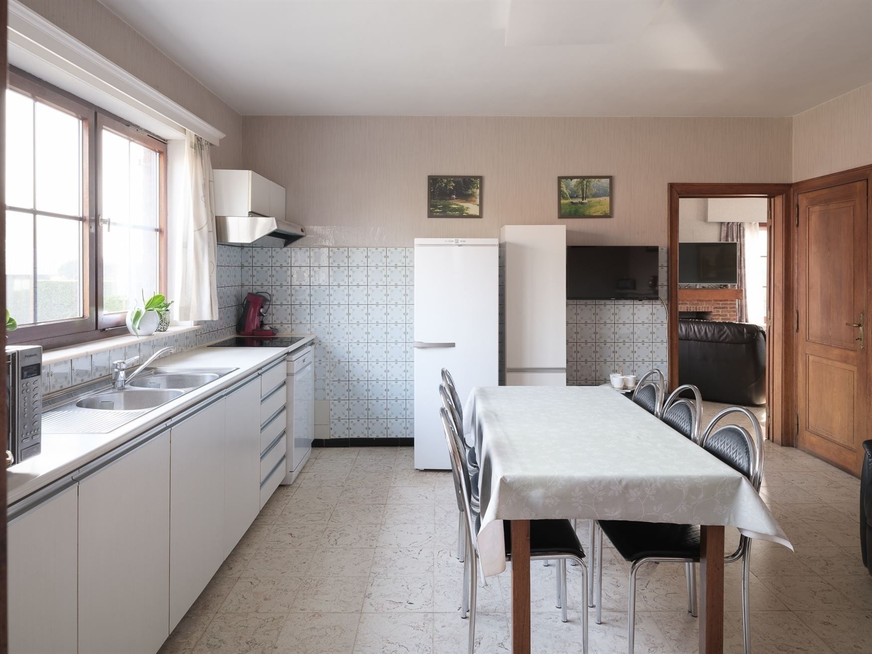 Villa met bijgebouwen op de grens met Hansbeke foto 4
