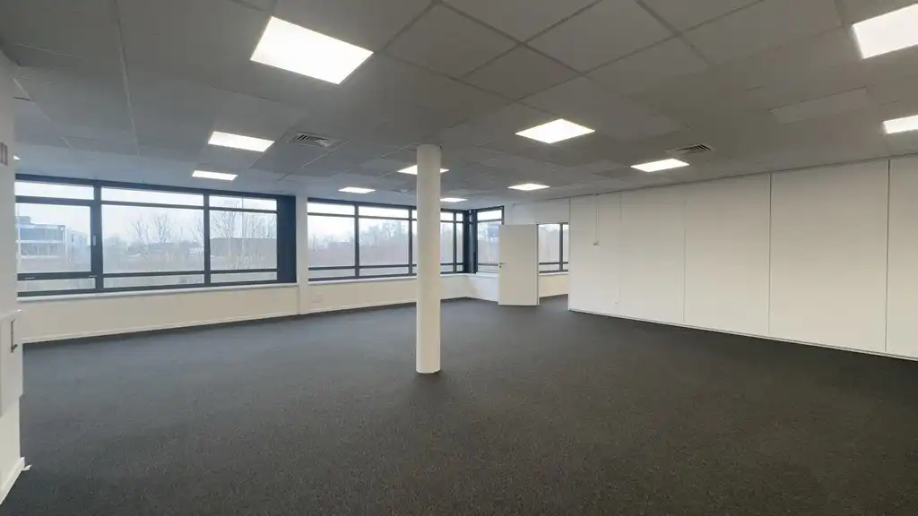 Gerenoveerde kantoorruimte te huur in Dionysius KMO center in Gent foto 2