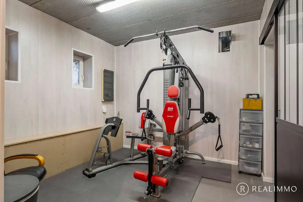 Ruime hedendaagse villa met zwembad in een gegeerde residentiële omgeving foto 28