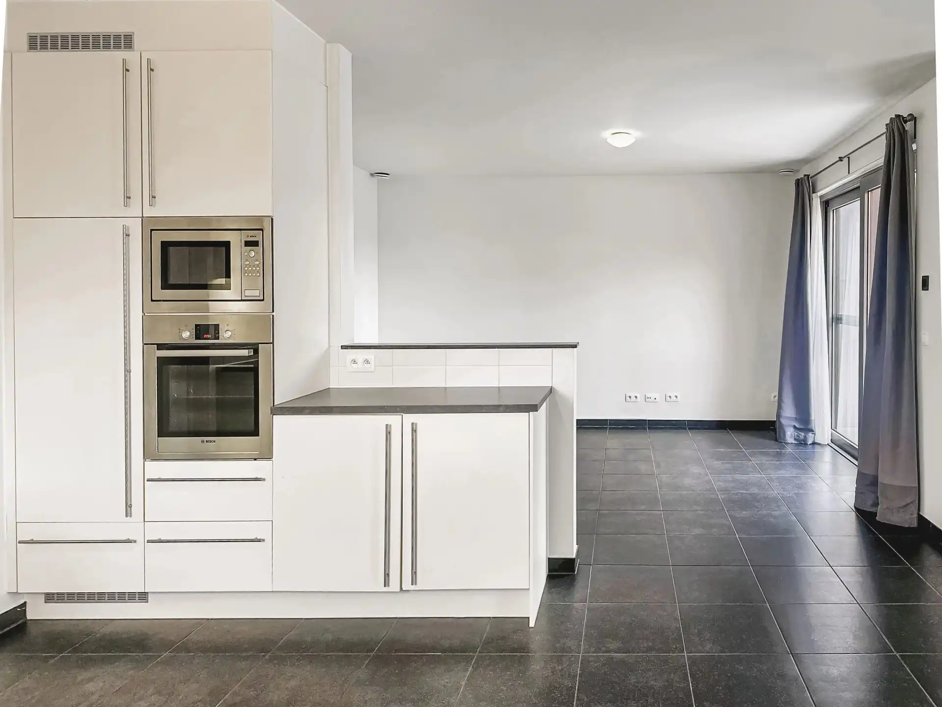 Zeer ruim instapklaar appartement met open uitzicht – 2 slpk – groot terras – garagebox + berging foto 4