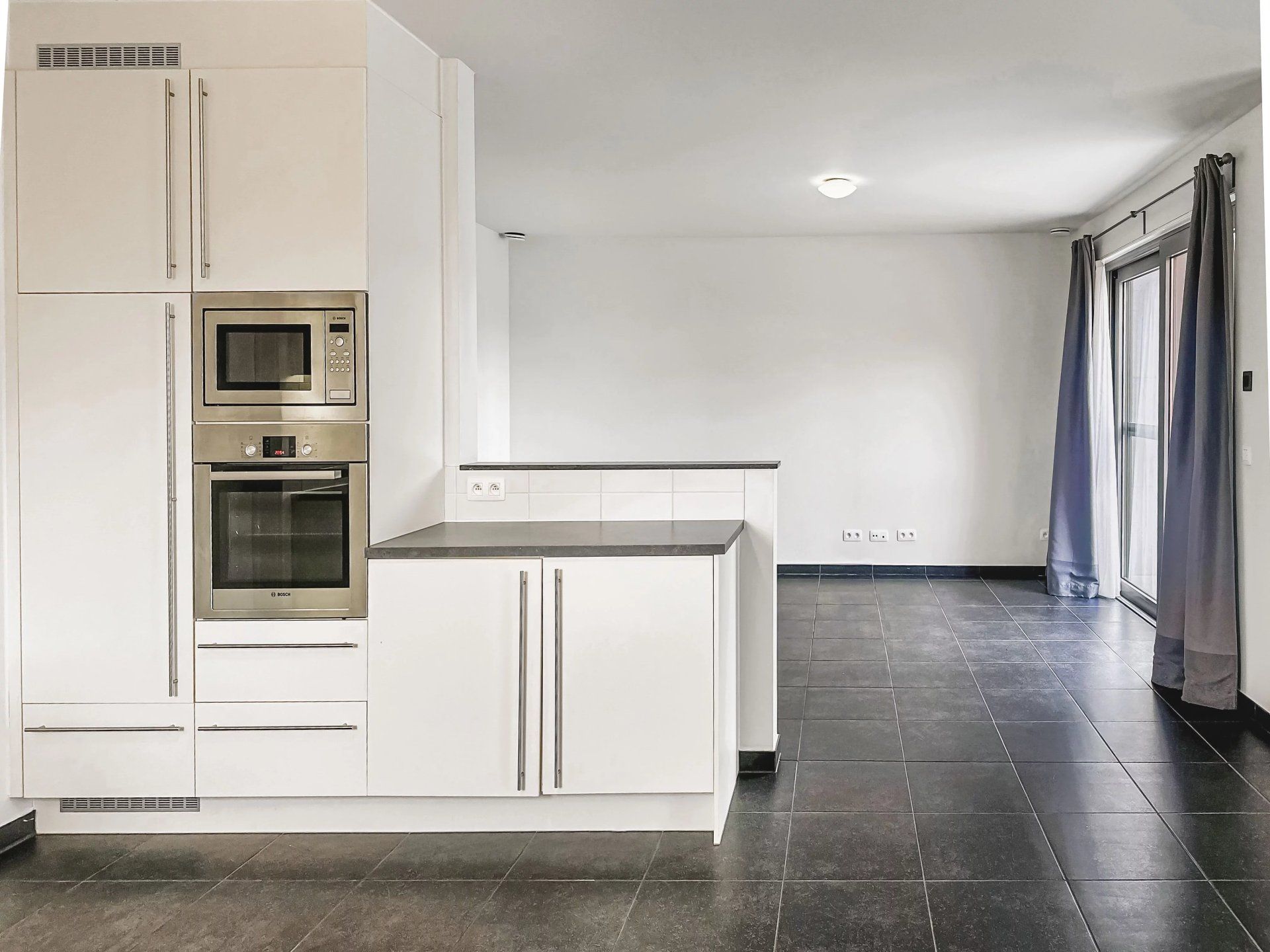 Zeer ruim instapklaar appartement met open uitzicht – 2 slpk – groot terras – garagebox + berging foto 4