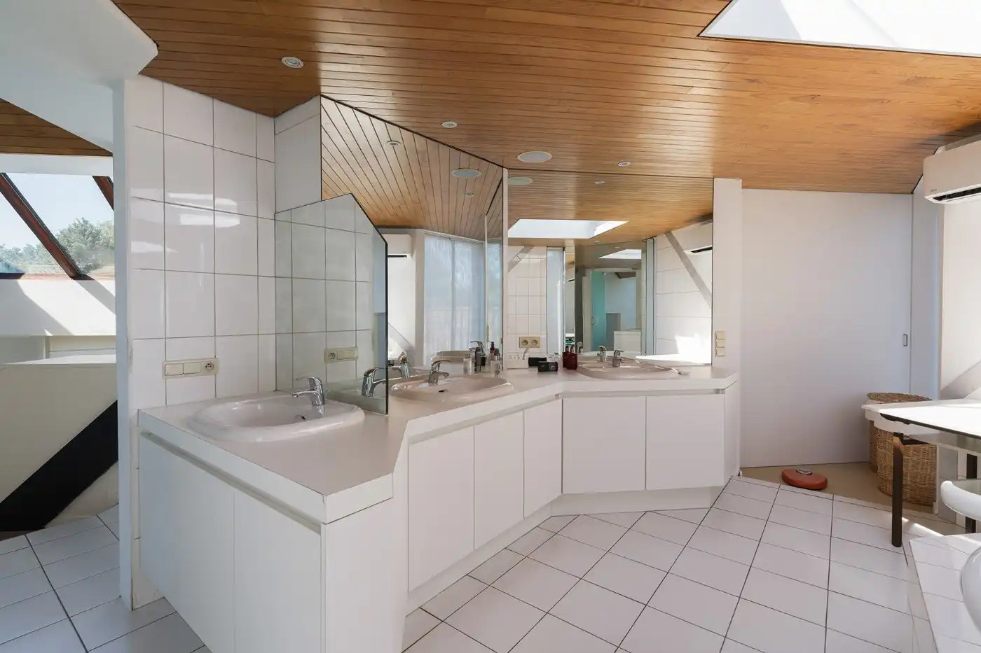 Top gelegen, ruime, vrijstaande woning met 3 slpk., garage en prachtige tuin foto 22
