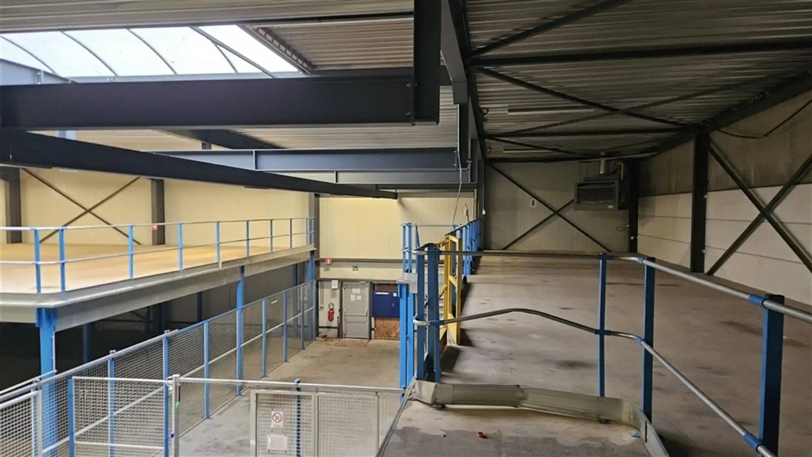 Magazijn met verhard terrein foto 3