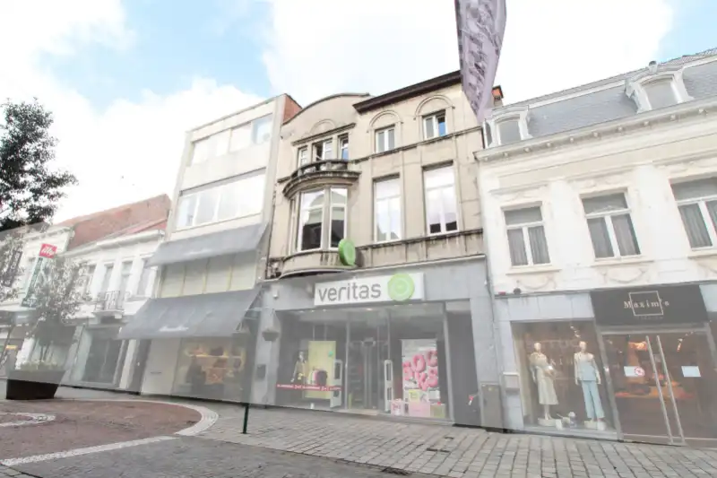 Ruim duplex appartement te huur in het hart van Roeselare foto 2