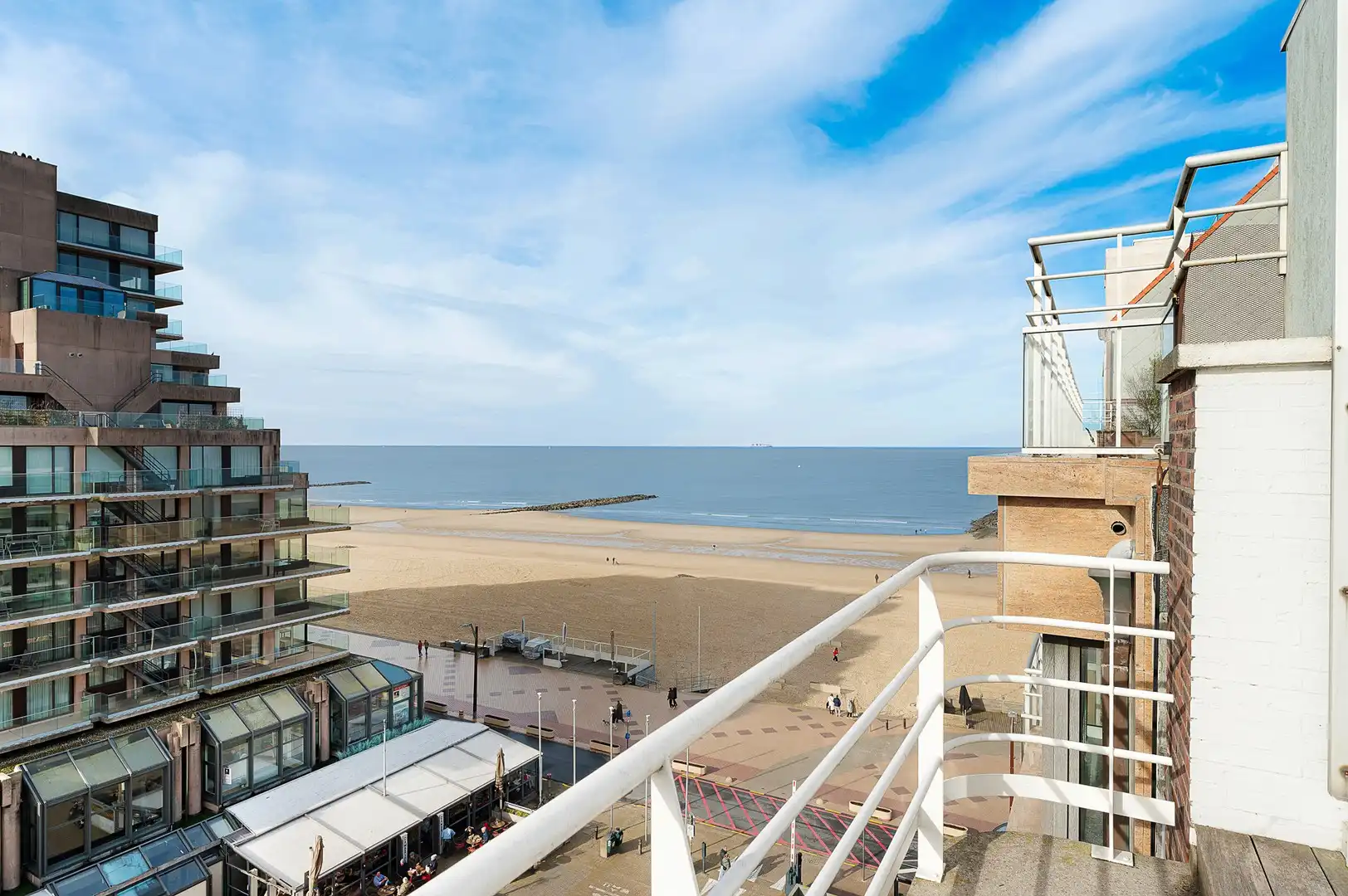 Ruim en lichtrijk penthouse-appartement met royale terrassen en open zeezicht . foto 4