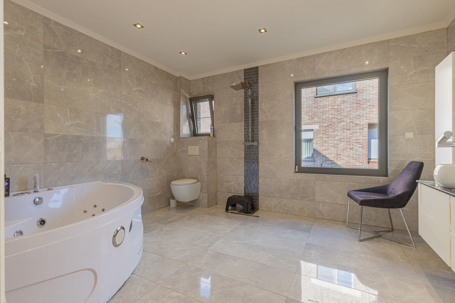 Gerenoveerde villa met 5 slpk, grote tuin, dubbele garage! foto 10
