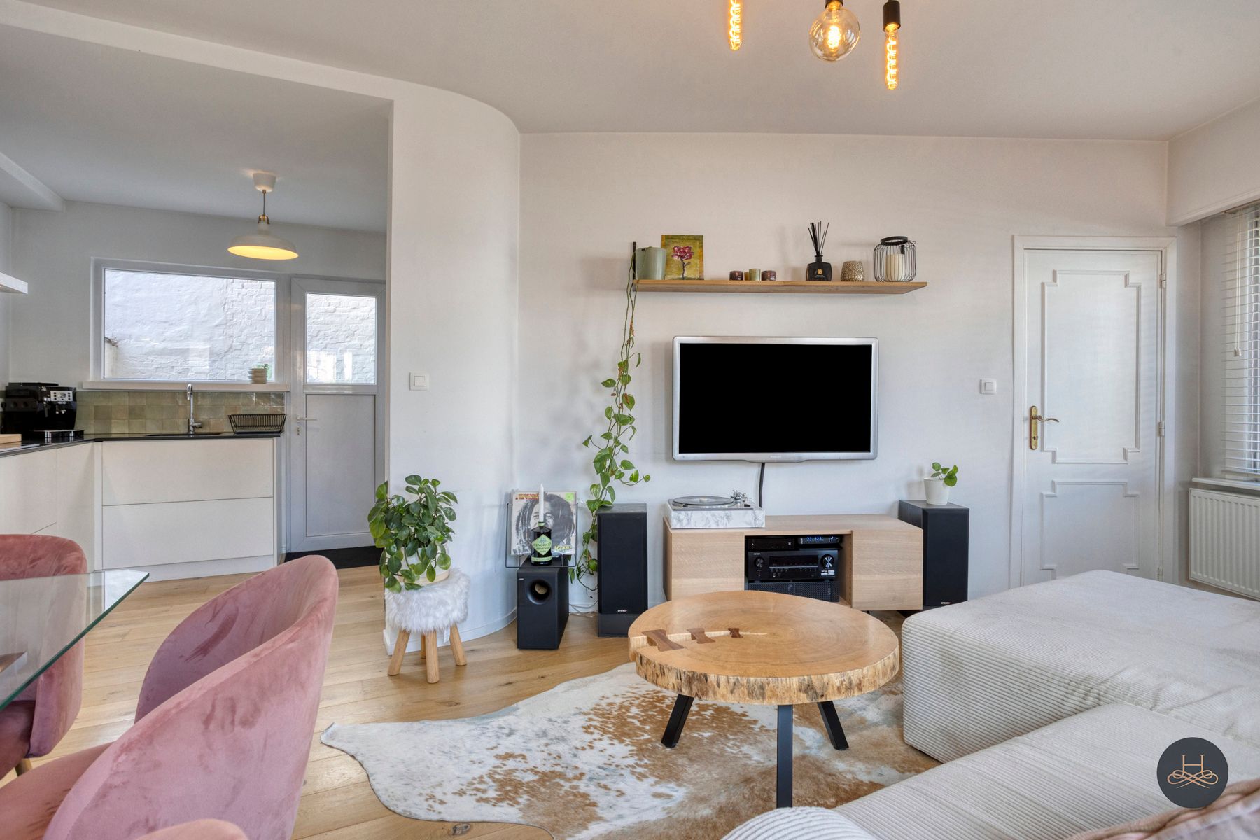Charmante, volledig gerenoveerde & ruime woning met voortuin foto 8