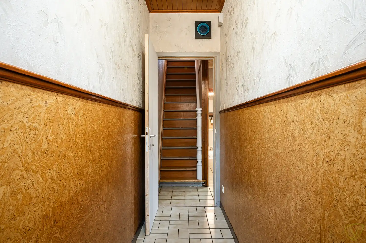 Charmante gesloten bebouwing met ruime tuin en renovatiepotentieel foto 3