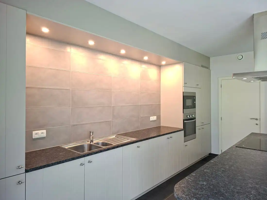 Modern en stijlvol gelijkvloers appartement net buiten Genk centrum foto 9