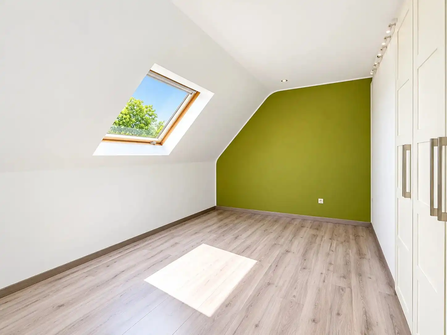 Zeer ruim duplex appartement met mogelijk 4 slaapkamers, ruim terras en garage vlakbij het centrum. foto 22