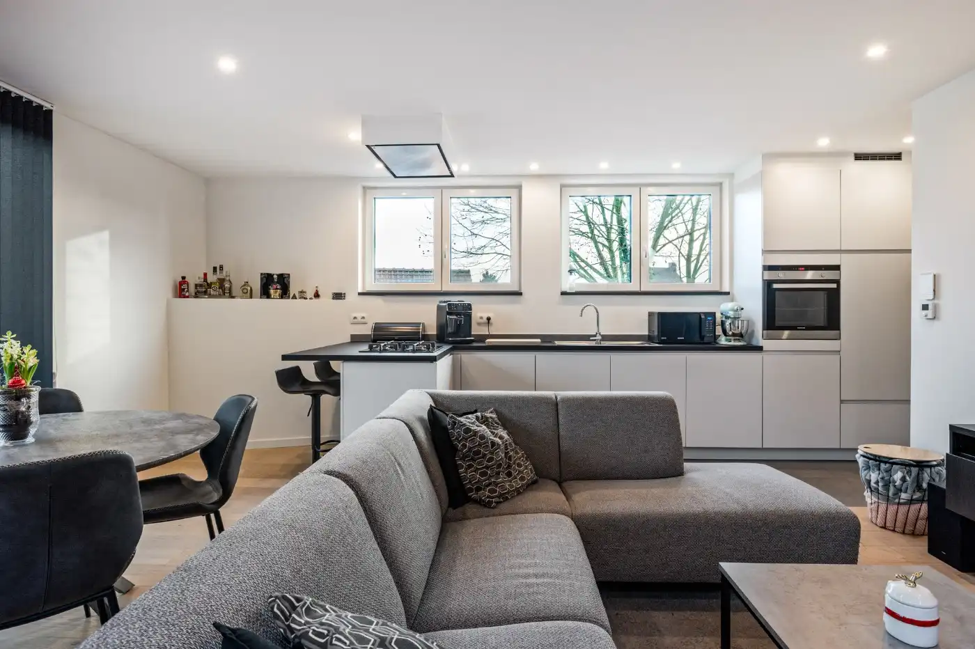 Gezellige starterswoning met 1 slpk., terras en inpandige garage foto 7