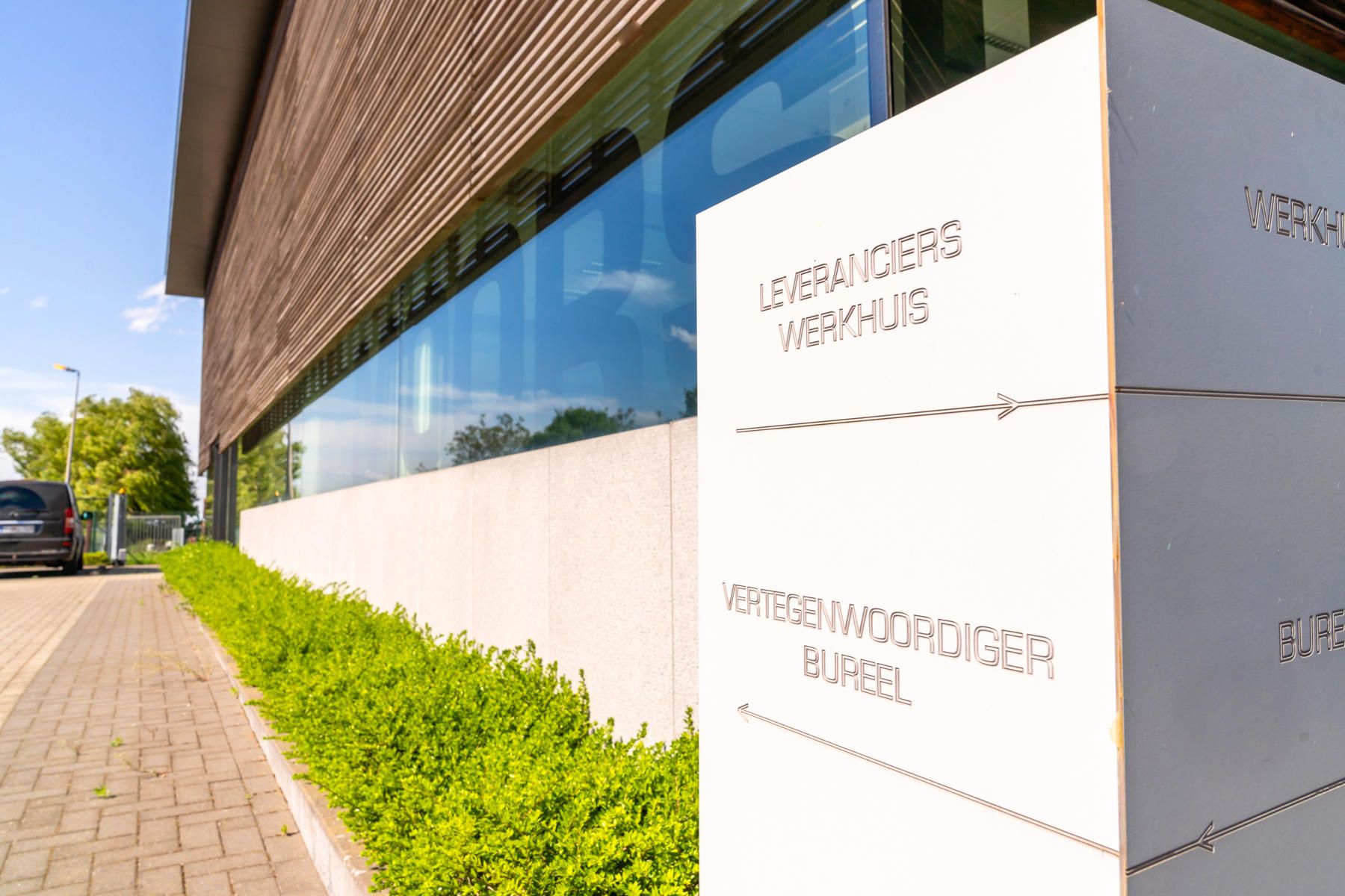 Multifunctioneel gebouw - hoge afwerkingsgraad - goede verbinding E313/E314. foto 4