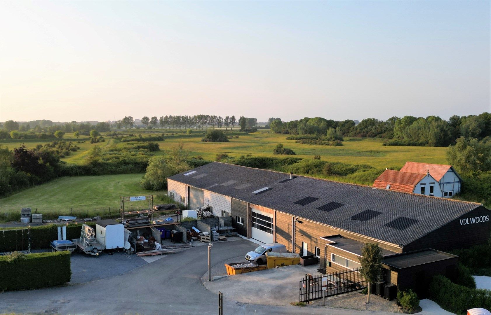 "Ruime hangar in Retranchement biedt talloze mogelijkheden voor industrieel gebruik" foto {{pictureIndex}}