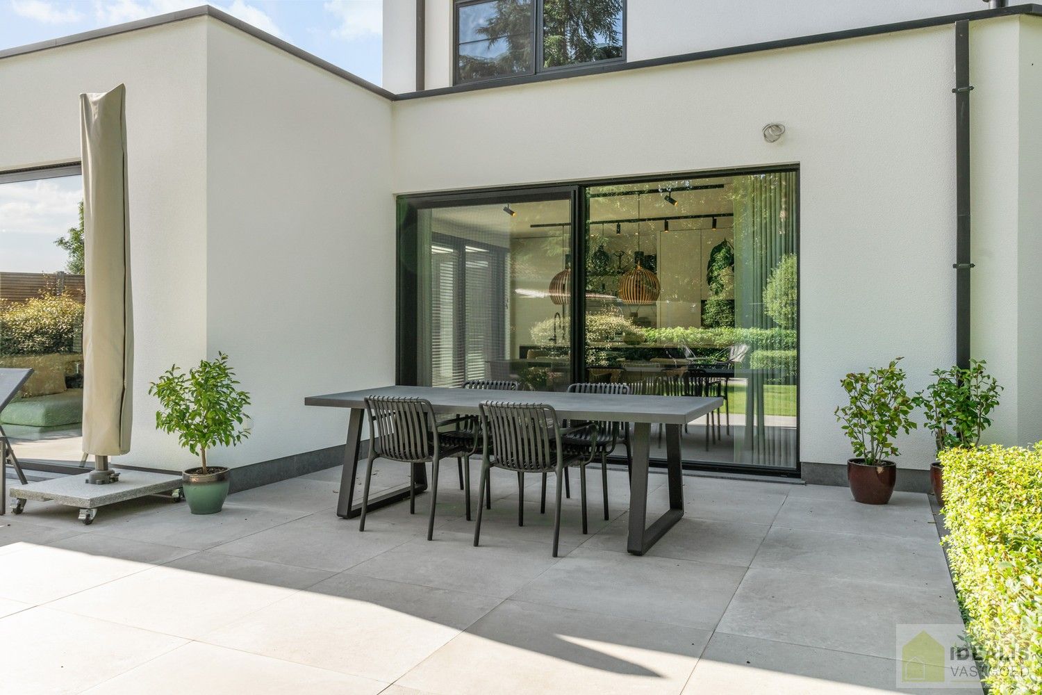 PRACHTIGE, PERFECT ONDERHOUDEN EN MODERN OPGETROKKEN WONING MET EEN HEERLIJK LICHTRIJKE WOONKAMER MET OPEN KEUKEN, 3 SLAAPKAMERS, 2 BADKAMERS VOORZIEN VAN ALLE COMFORT foto 6