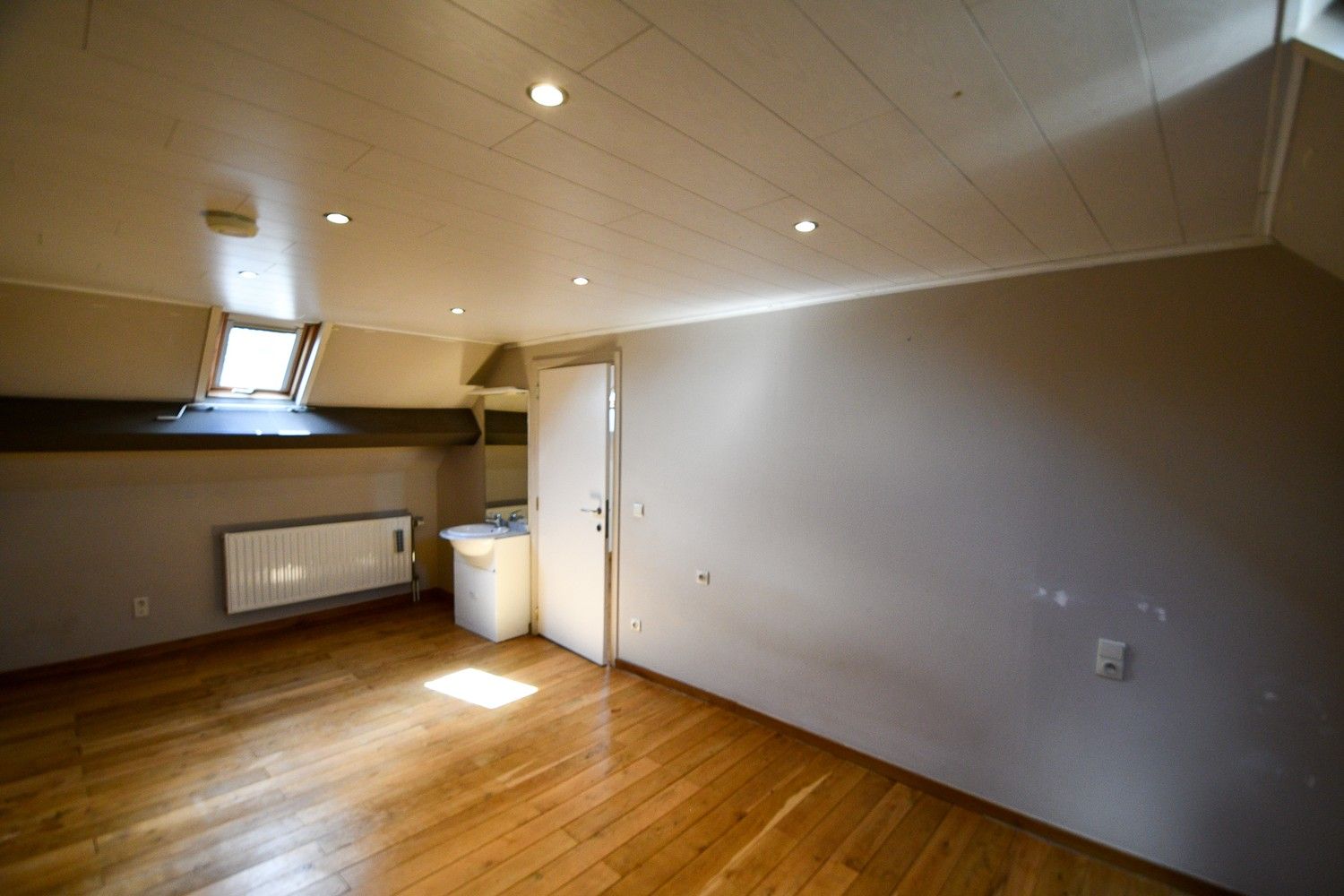 Ruime woning met 4 slaapkamers en grote tuin foto 10