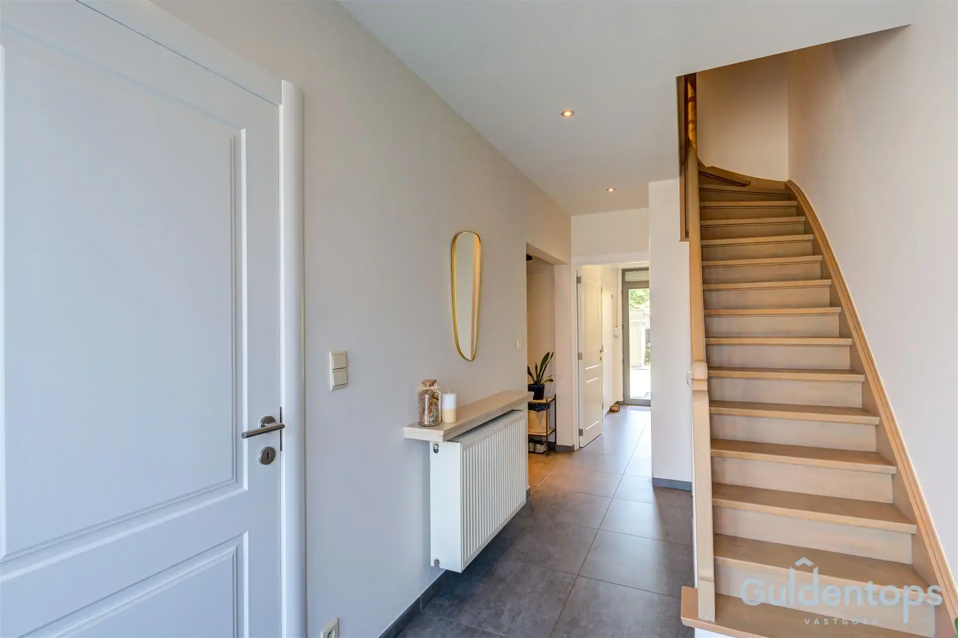 Knappe woning op topligging naast park foto 3