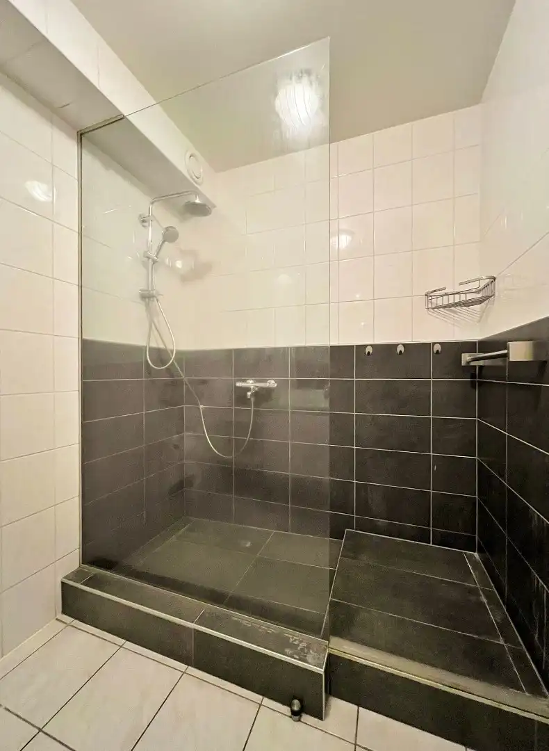 Gelijkvloers appartement met koertje in het centrum van Ieper foto 11
