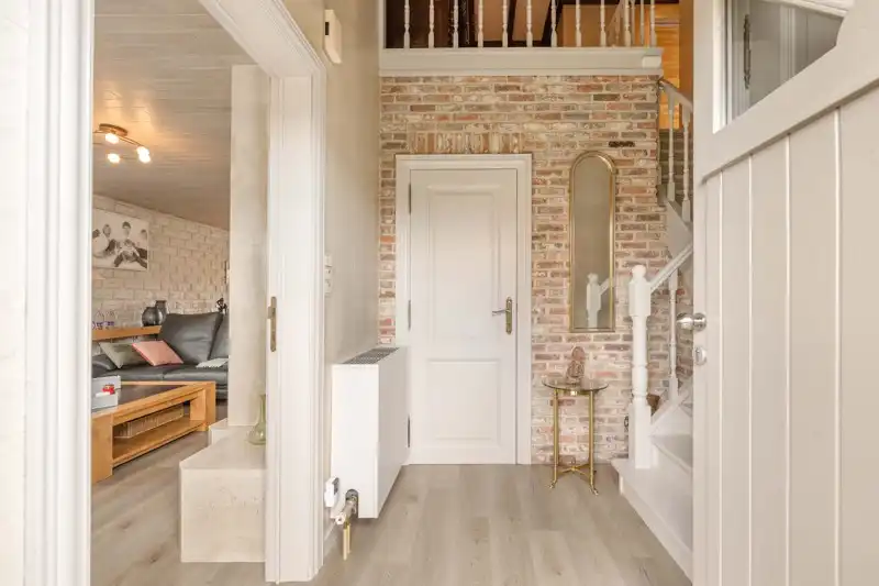 Prachtige alleenstaande instapklare woning met 5 slaapkamers inpandige garage, mooi terras en tuin TE KOOP in hartje Sint-Baafs-Vijve foto 3