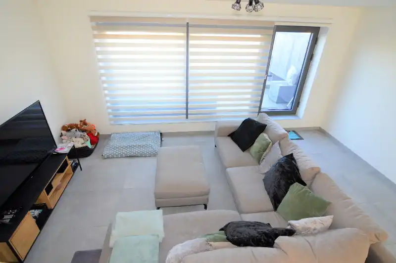 Recent (2021) duplex appartement voorzien van twee slaapkamers, ruim terras en staanplaats centrum Zemst. foto 4