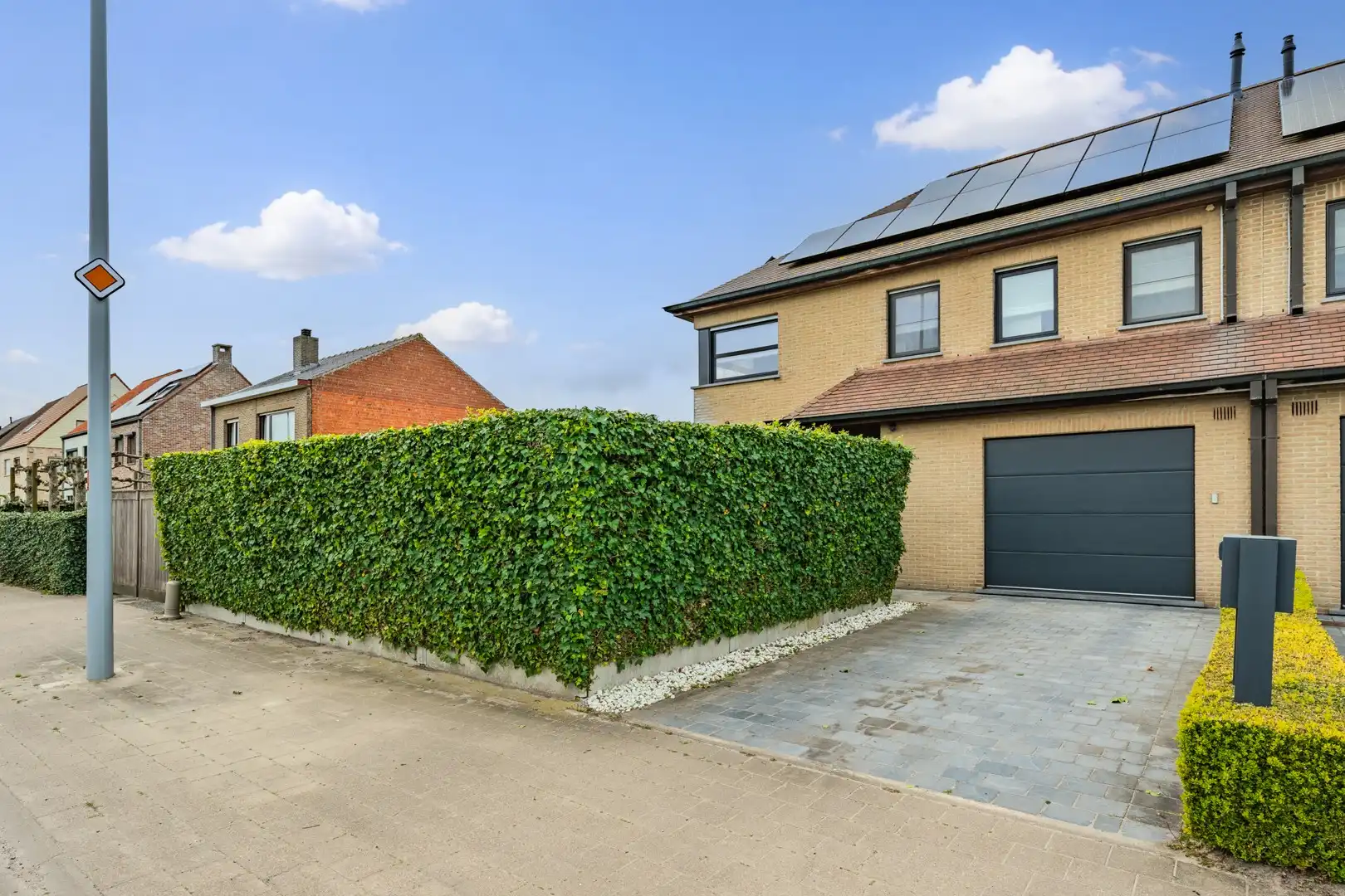 Ruime instapklare gezinswoning met zonnige tuin foto {{pictureIndex}}