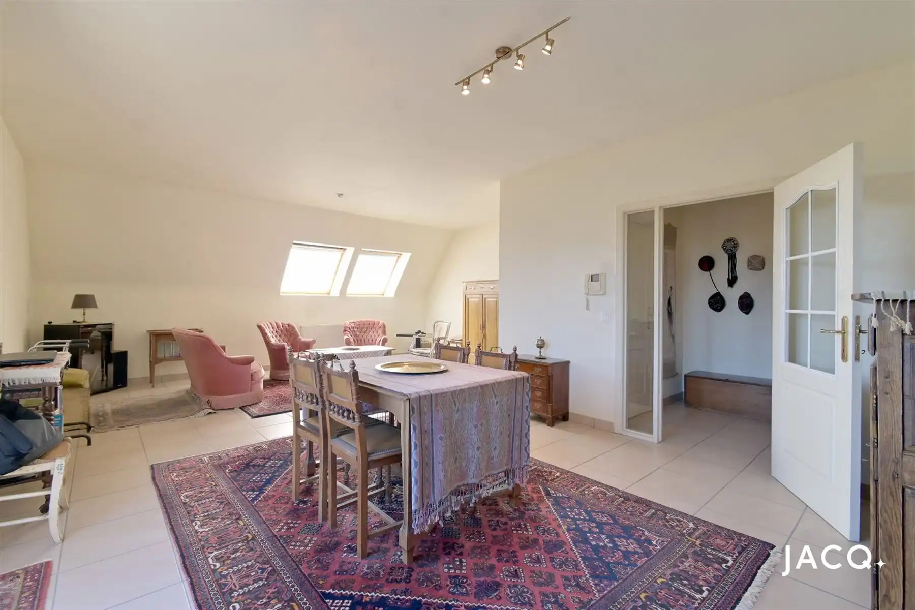 Instapklaar dakappartement met 2 à 3 slpk's, terras en mogelijk autostaanplaats! foto 3