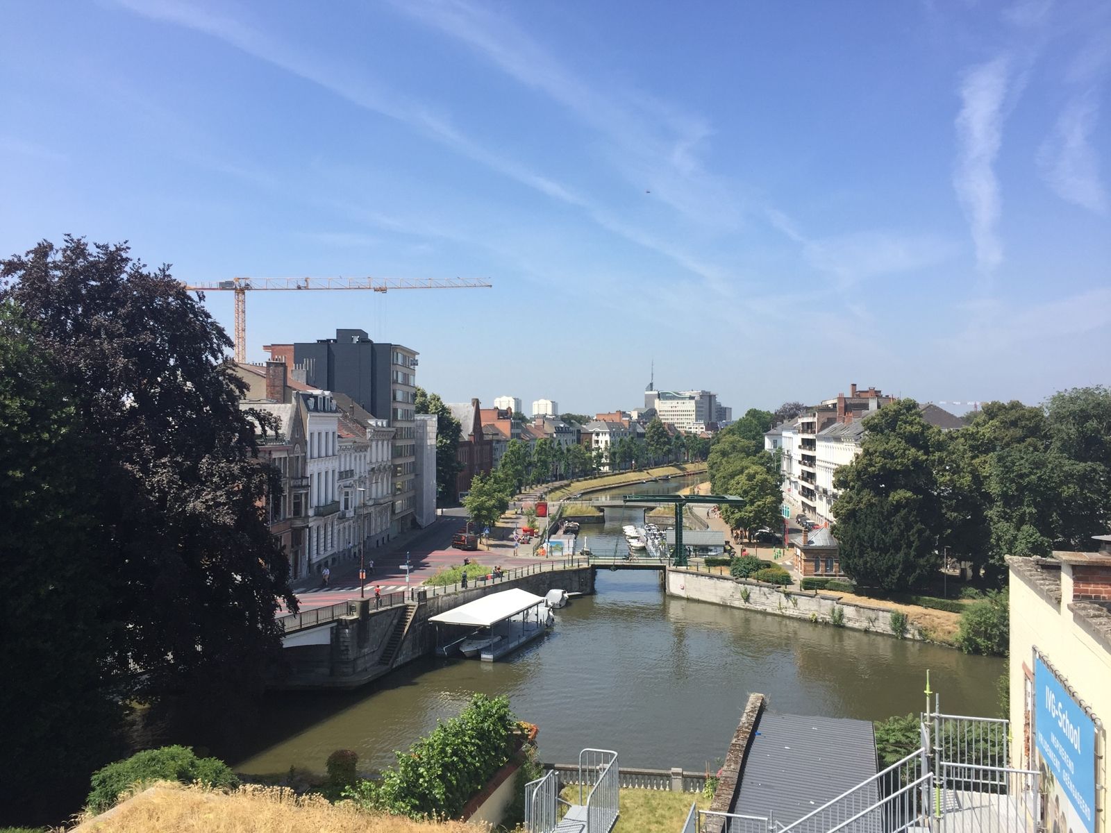 Centraal gelegen 2 slaapkamer-appartement met zicht op de Coupure! foto 2