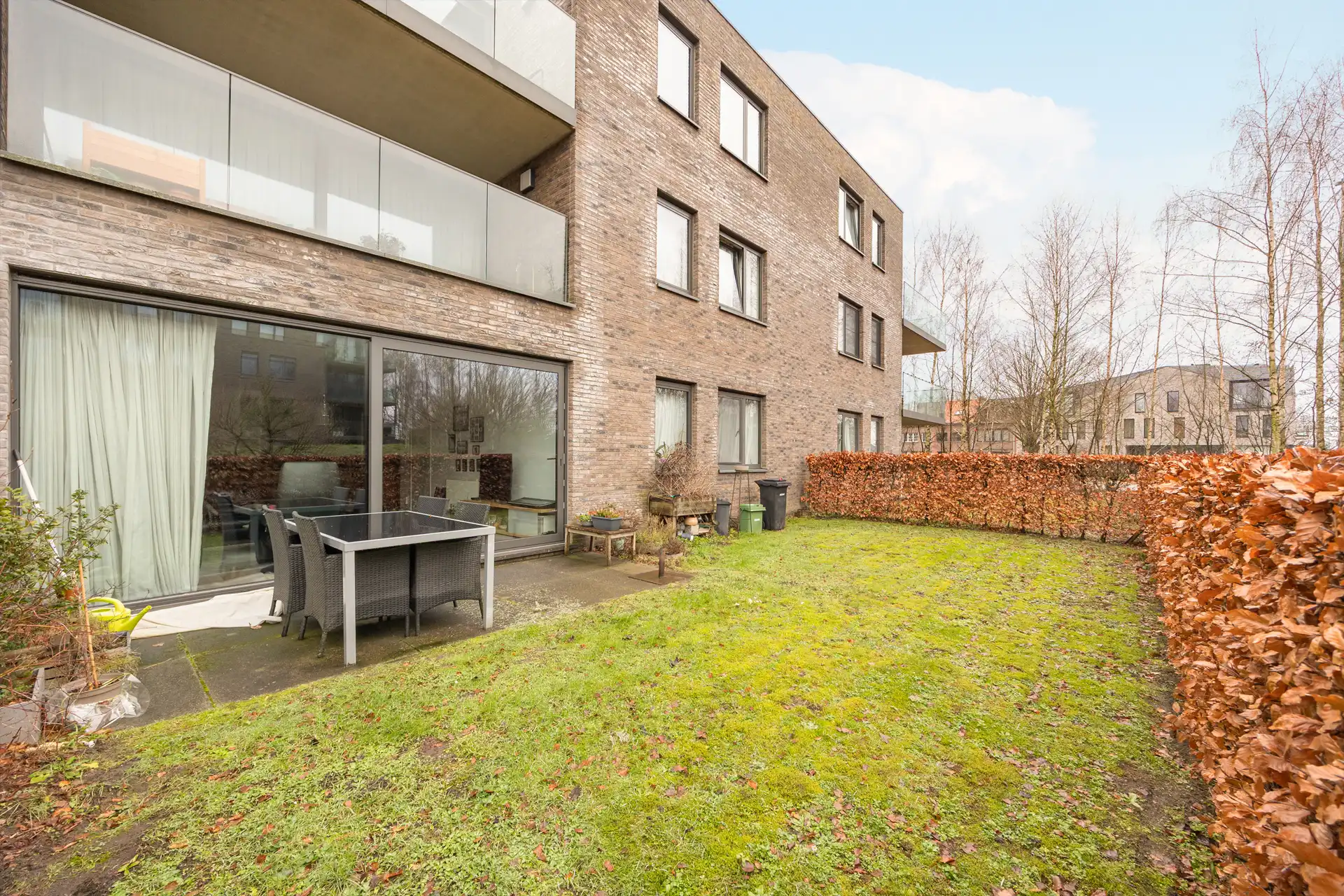 gelijkvloers appartement met gezellig terras en tuin foto 11