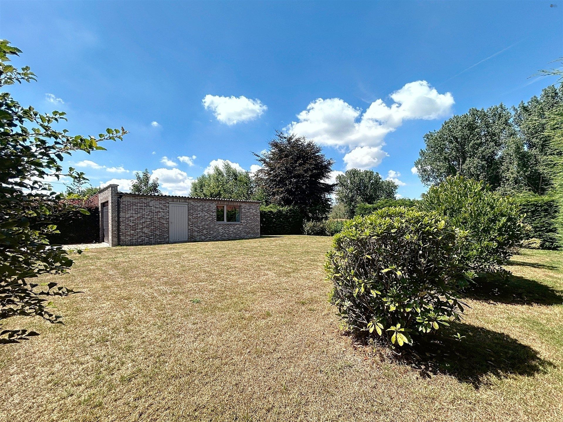 Rustig gelegen en instapklare open bebouwing (type bungalow)  met garage op perceel van 885m²  foto 16