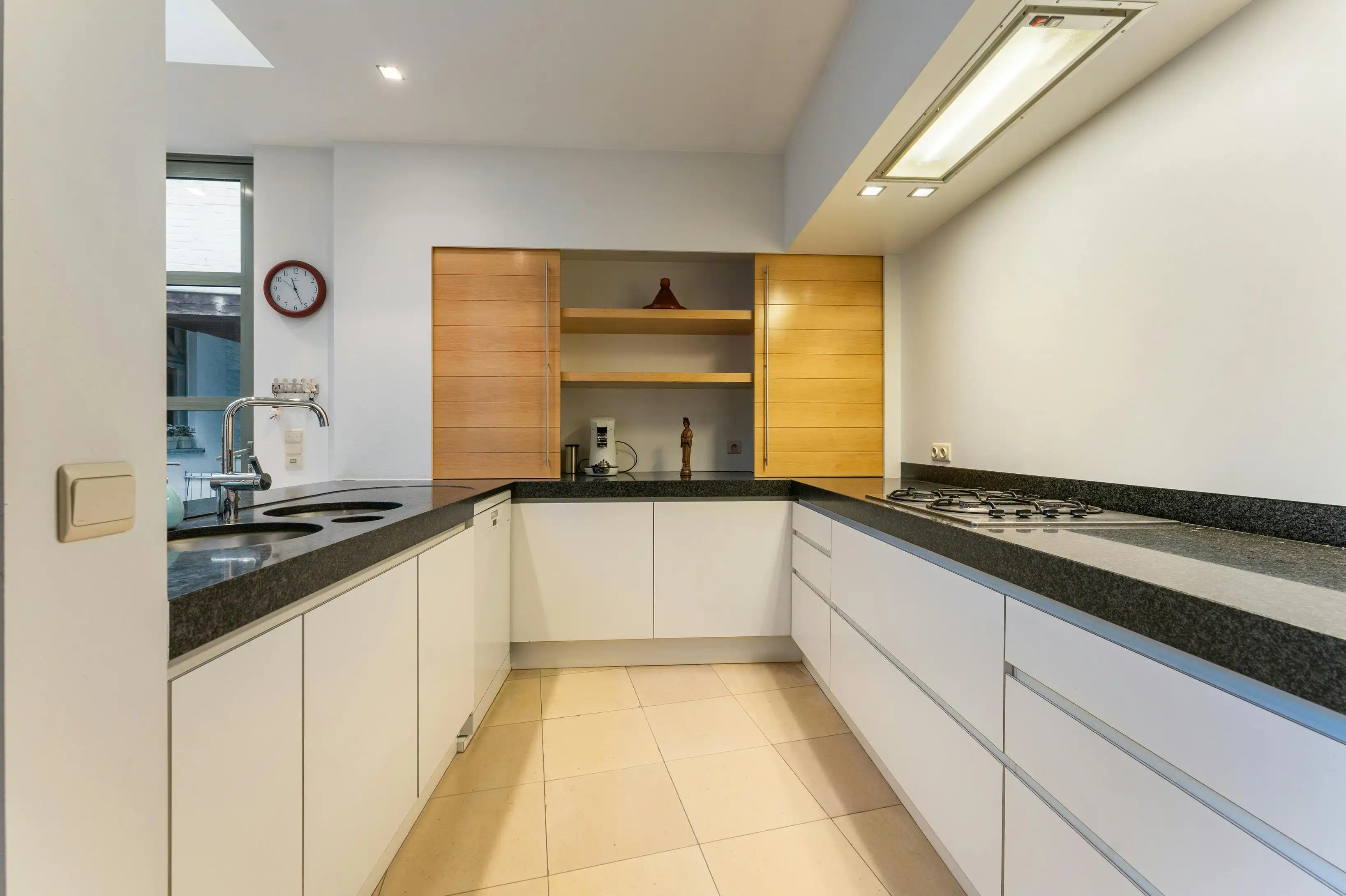 Ruime woning met handelsgelijkvloers en appartement in het centrum van Veurne. foto 4