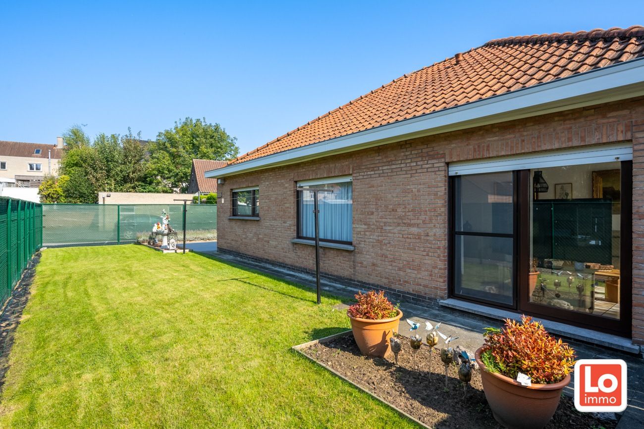 VERKOCHT! Degelijke open gelijkvloerse woning met inpandige garage en dubbele carport op een heel rustige locatie in het hartje van Lochristi! foto 16