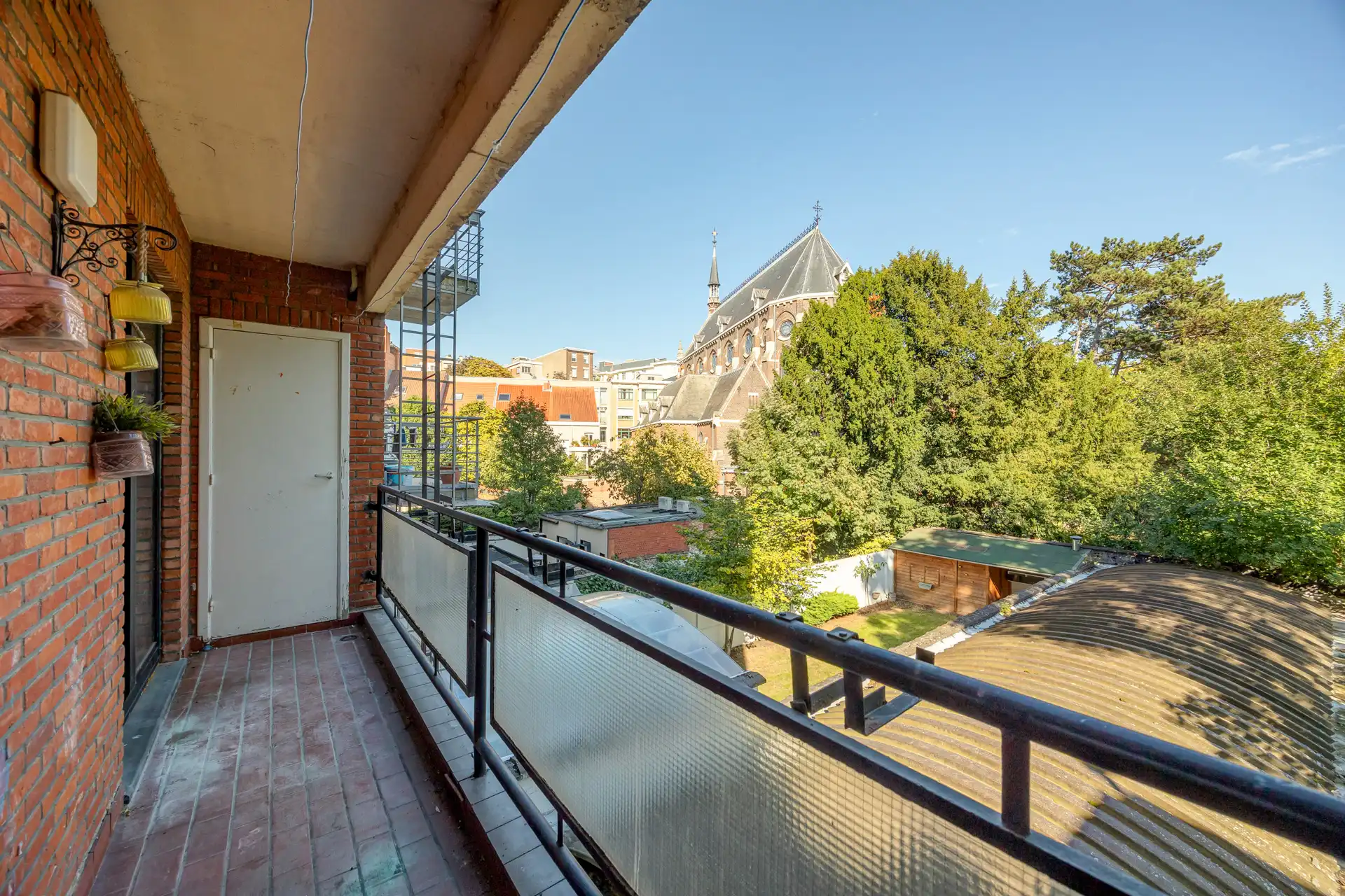 Appartement met 2 slpk, terras en autostaanplaats foto {{pictureIndex}}