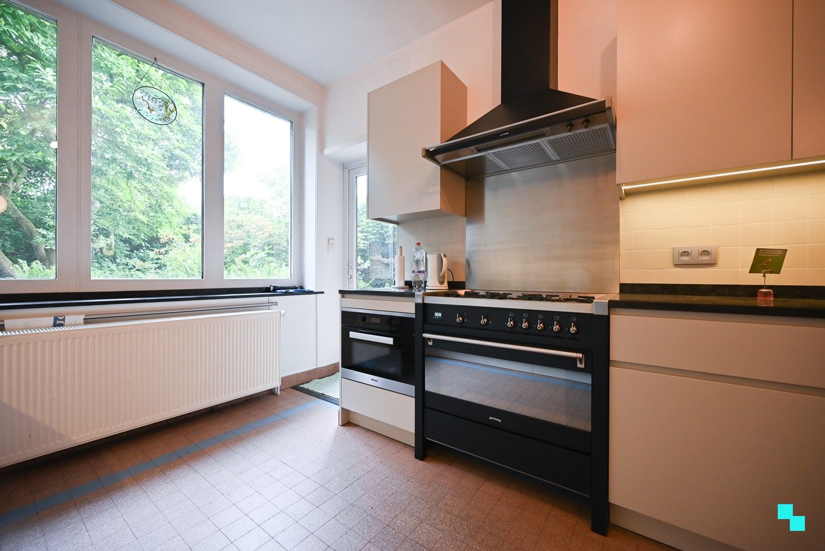 Kleurrijke kubistische burgerwoning in hartje Izegem foto 11