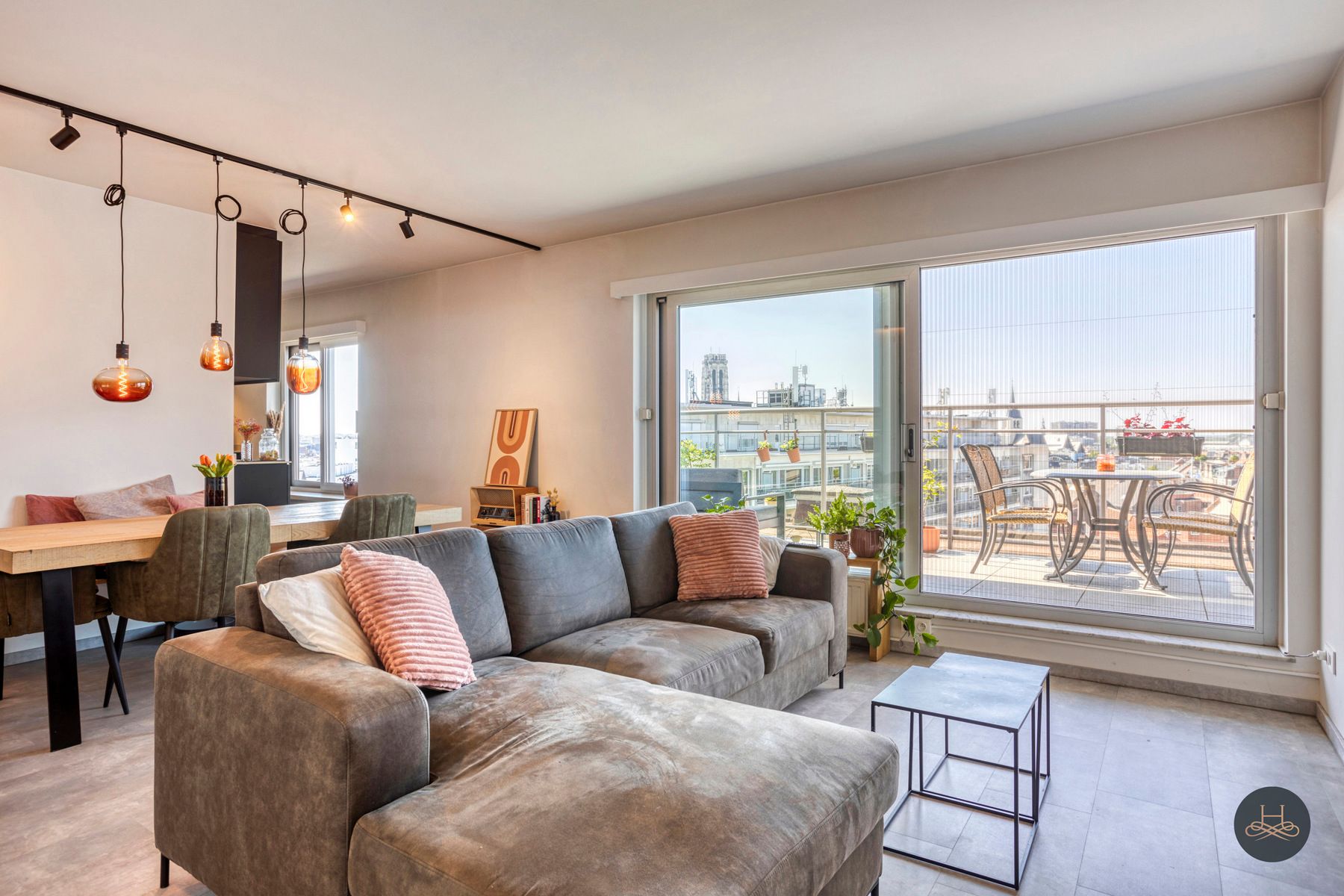Vernieuwd dakappartement met subliem panoramisch uitzicht foto {{pictureIndex}}