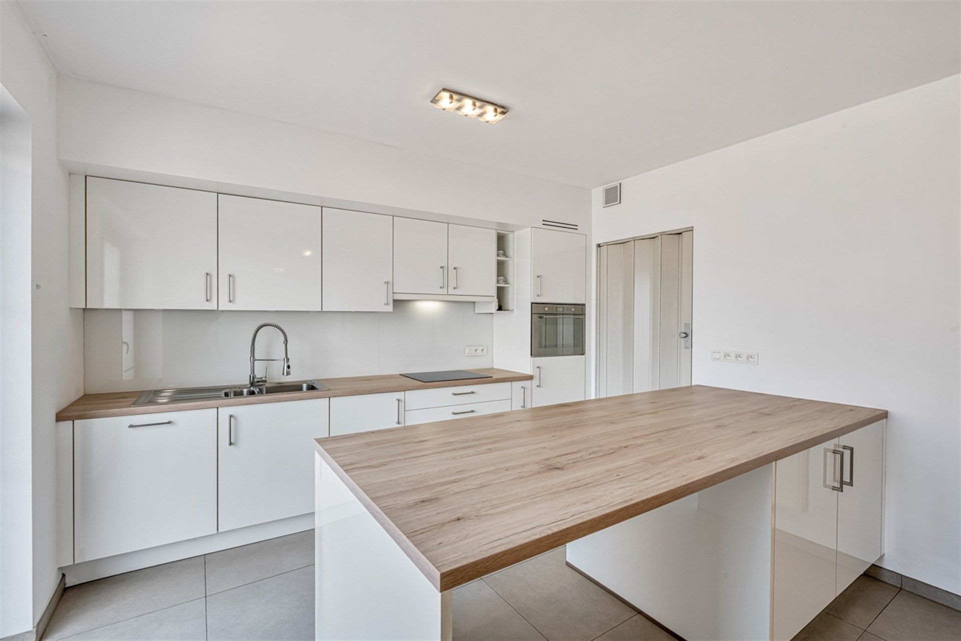 Instapklaar gelijkvloers appartement met zonnig terras foto 4