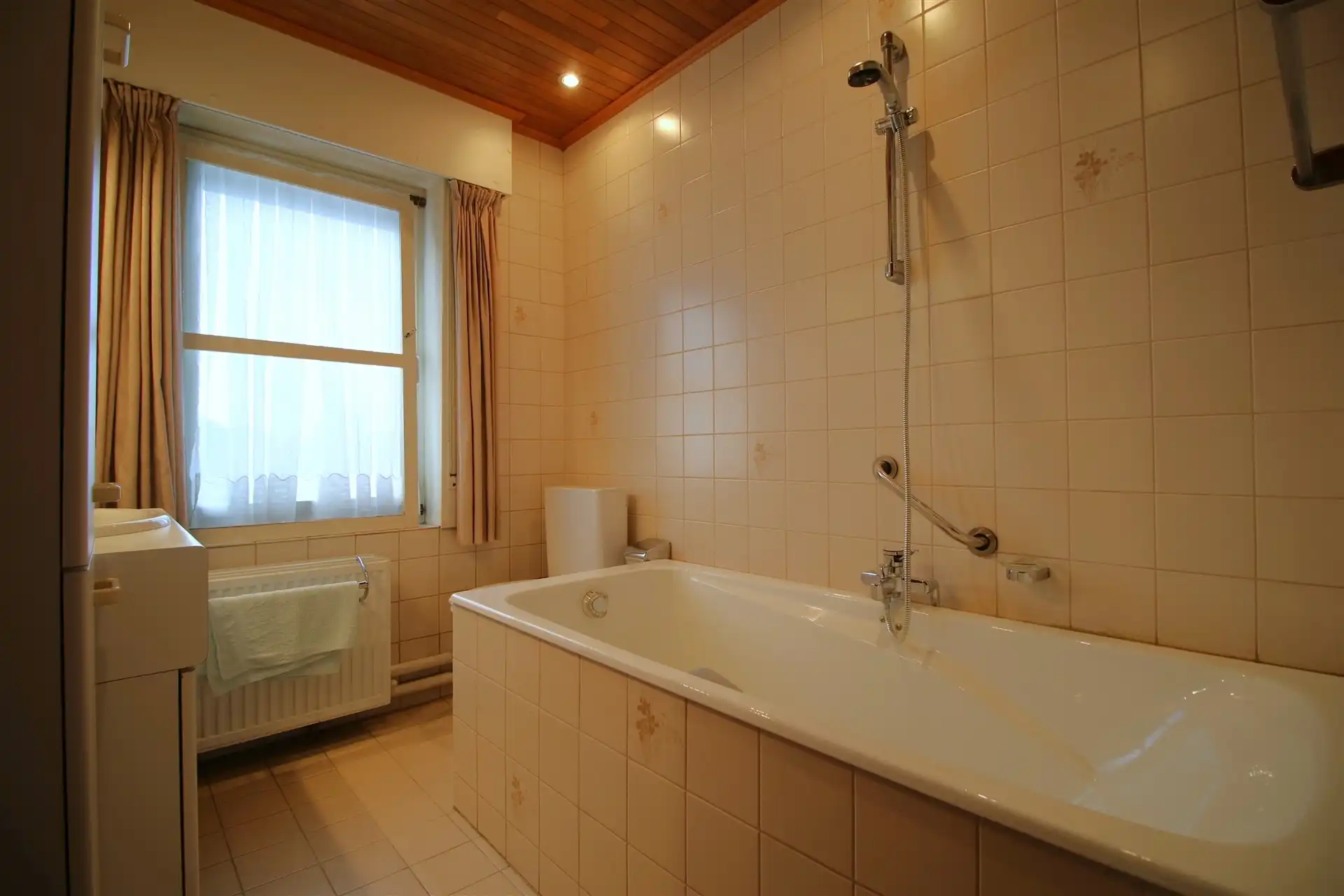 Ruime woning met garage, 4 slpk & tuin foto 17