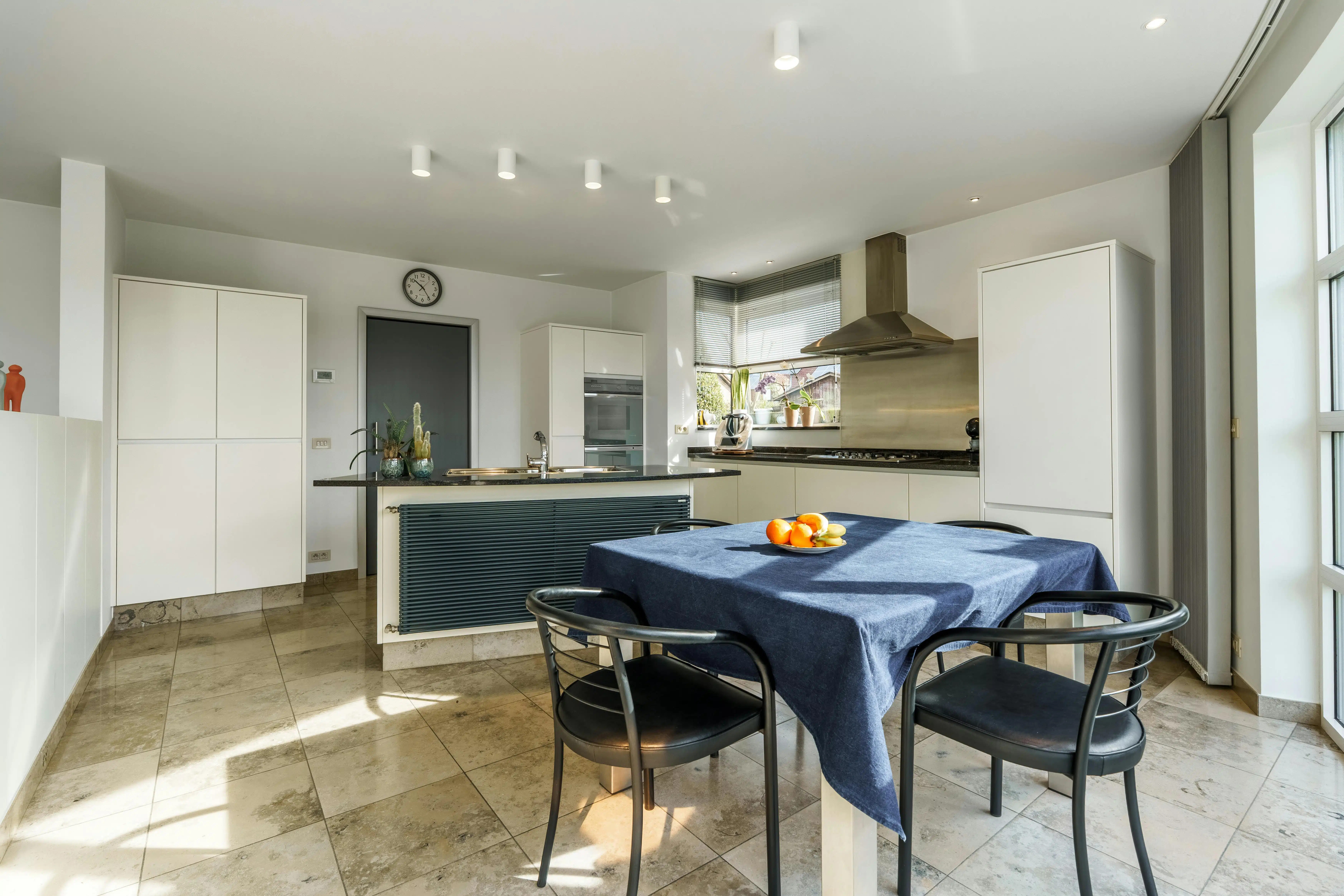 Villa op 2300 m² en vier slaapkamers te koop in Kortrijk! foto 13