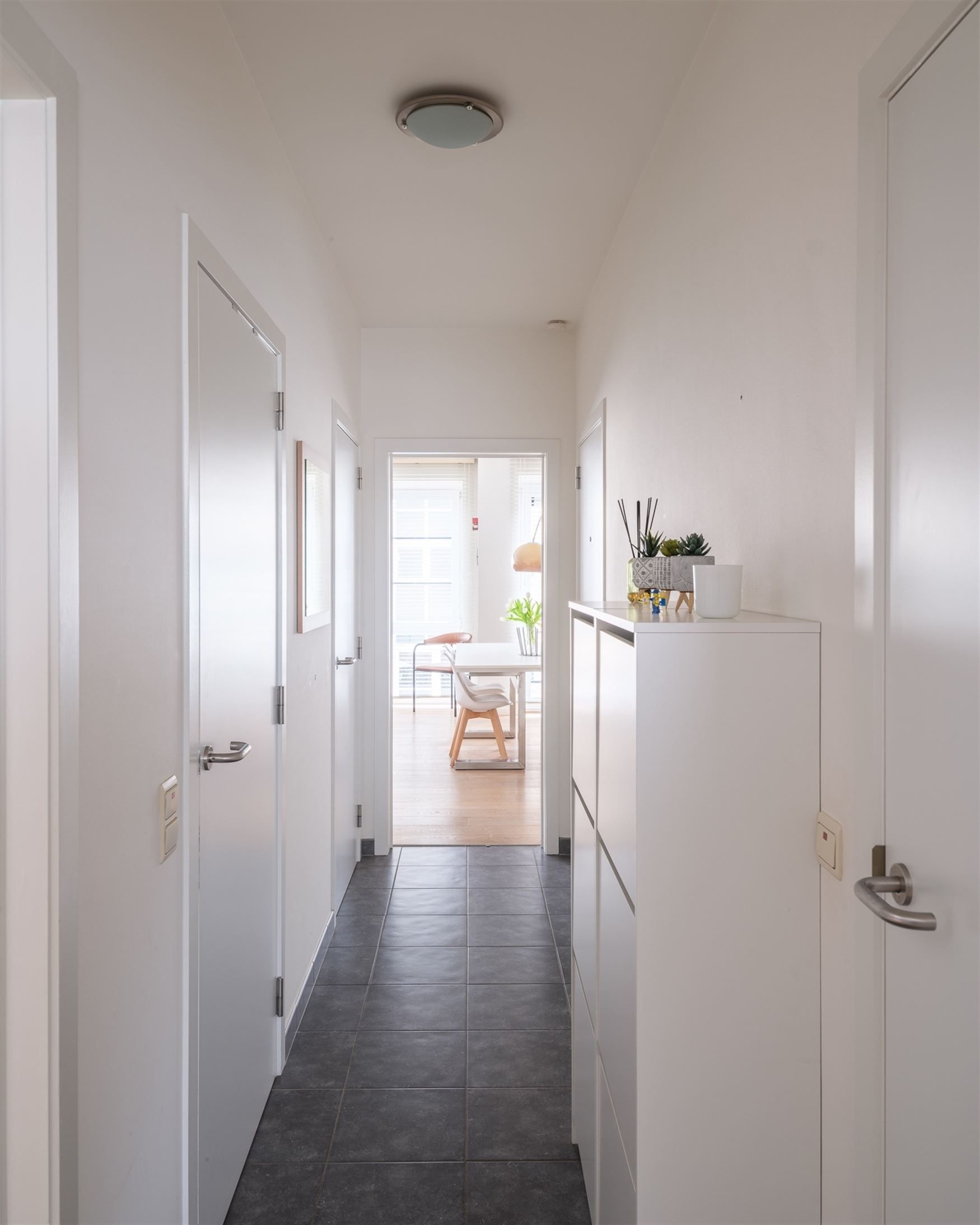 Instapklaar appartement met mogelijkheid tot 2 garages foto 6