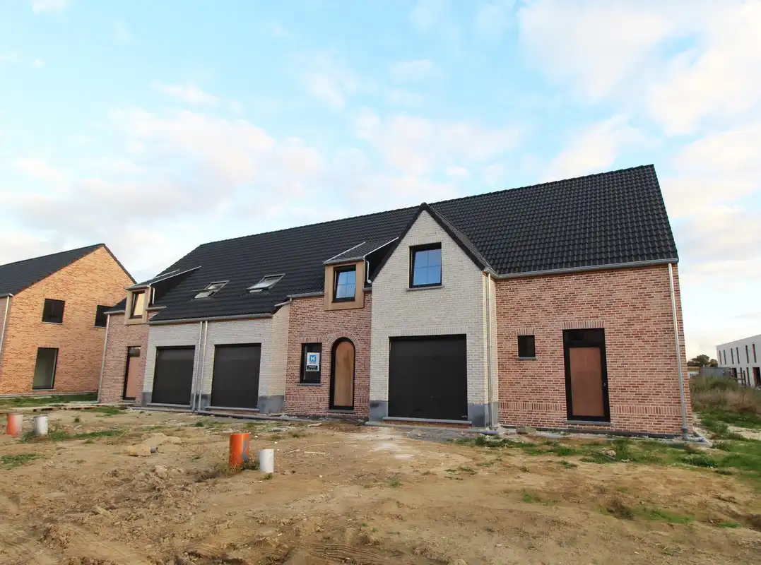 Lichtrijke landelijke nieuwbouwwoningen te Roeselare foto {{pictureIndex}}