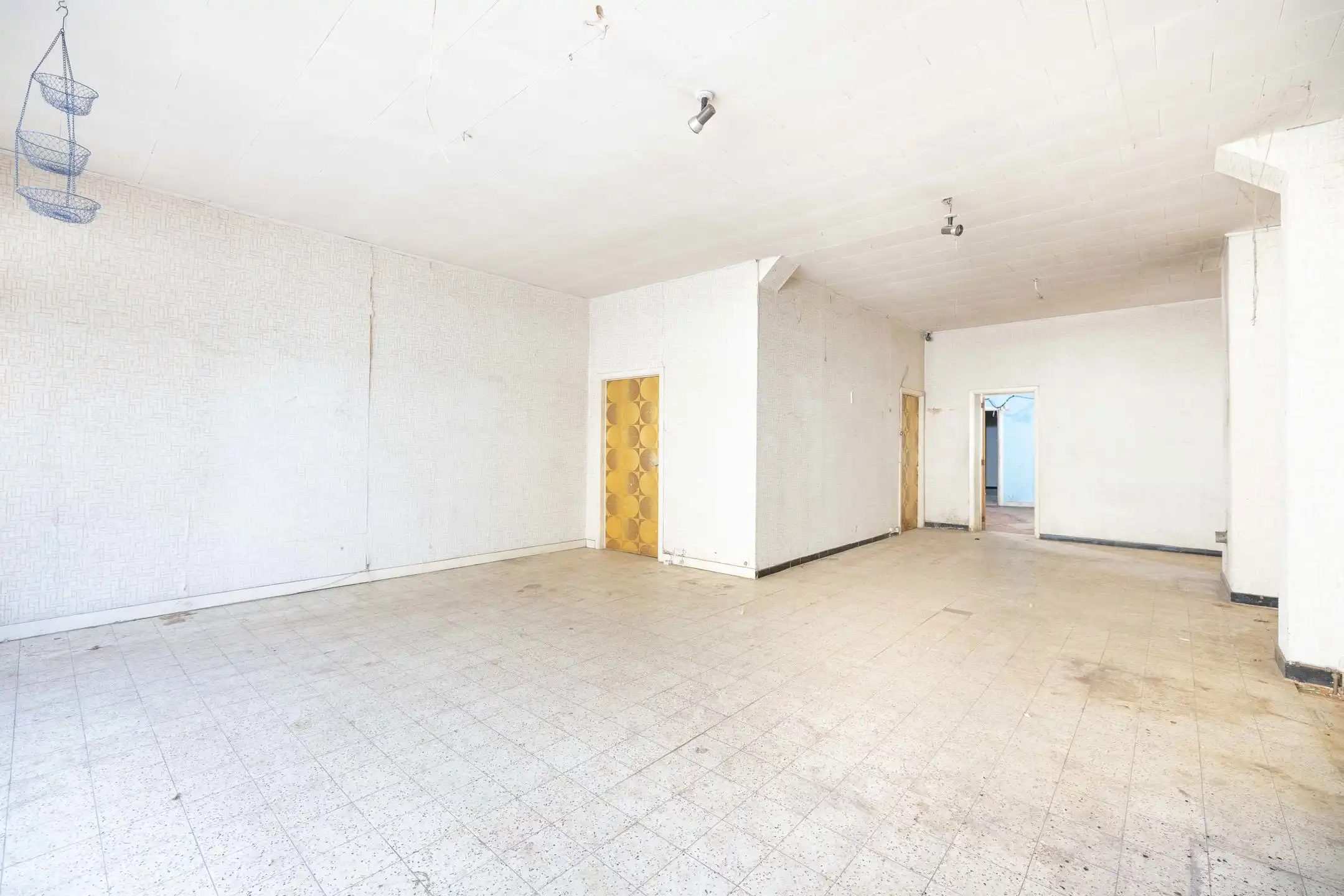 Te renoveren woonhuis met winkel foto 6