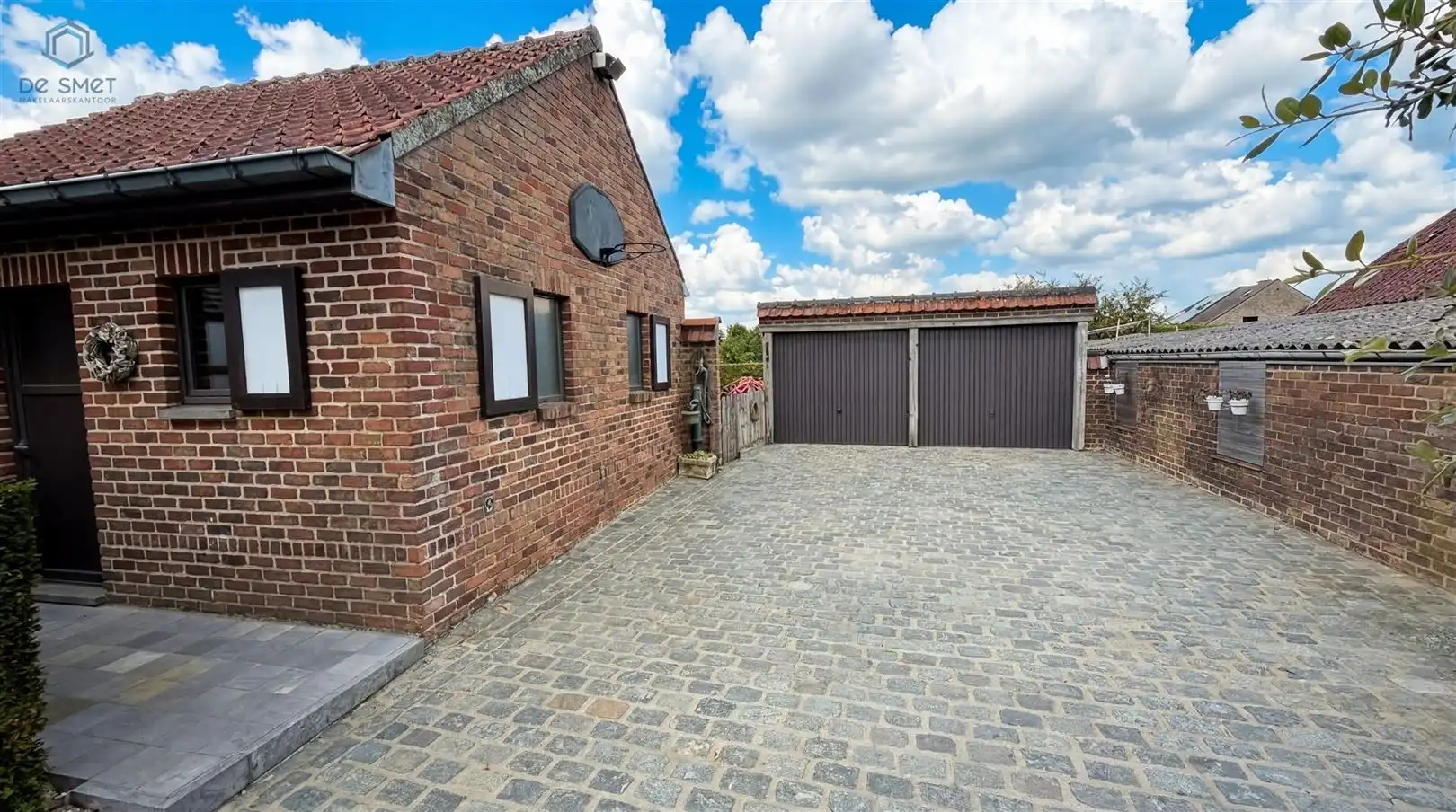 Instapklare woning met 3 slaapkamers, prachtige tuin, 2 garages en tal van mogelijkheden in Lierde foto 3