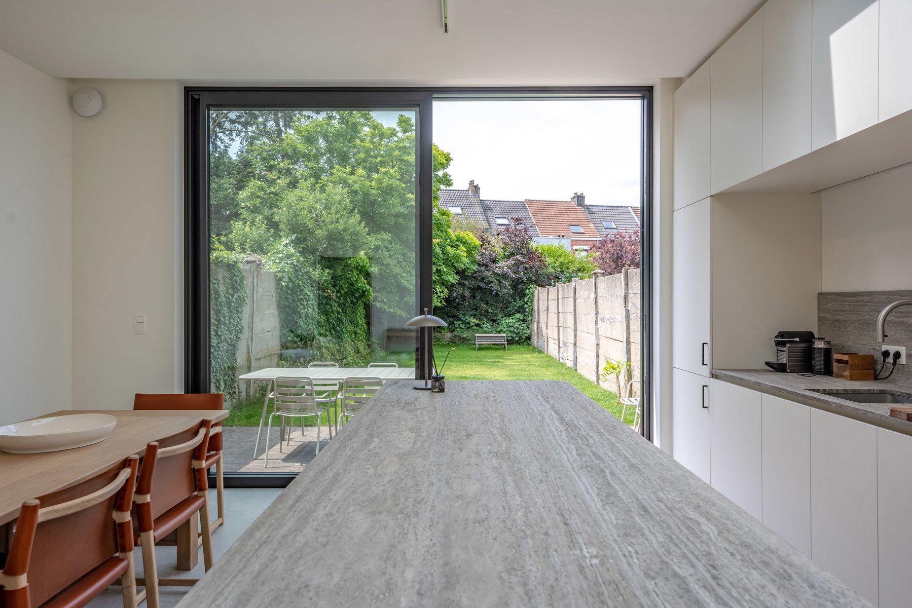 Instapklare woning met 3 slaapkamers, 2 badkamers en tuin! foto 4